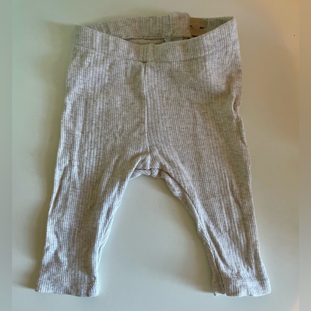 👶🏾H&M | Neutral Ribbed Leggings - Picture 4 of 6